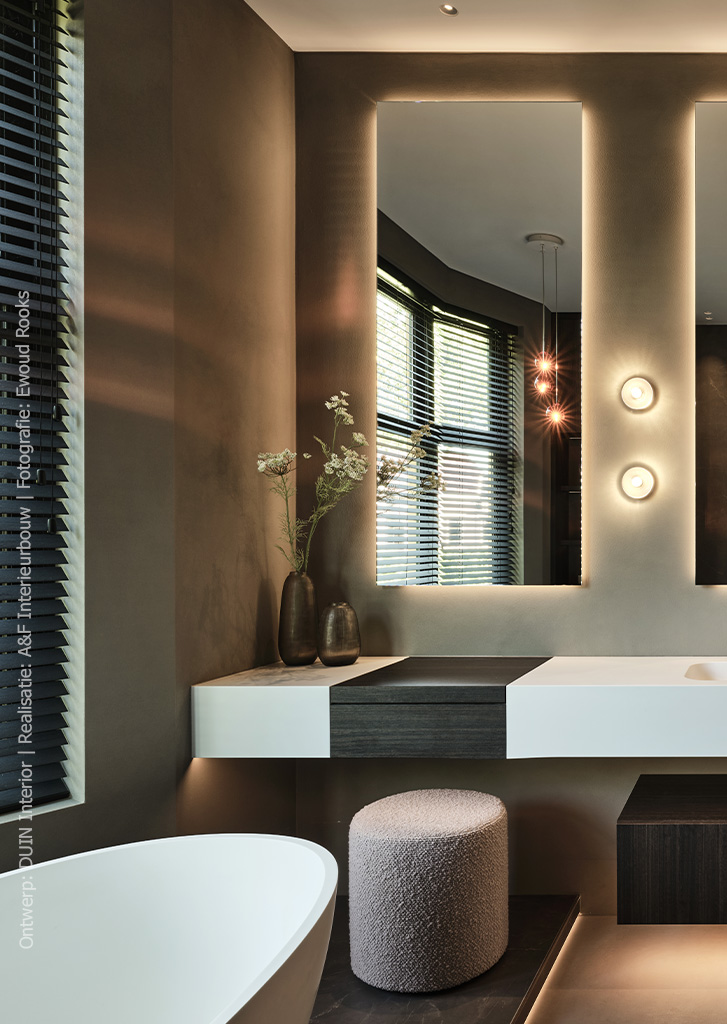 Stijlvol maatwerk in de badkamer met LR29 Sablé: donkerbruin, mat en met de look van gezandstraald hout.