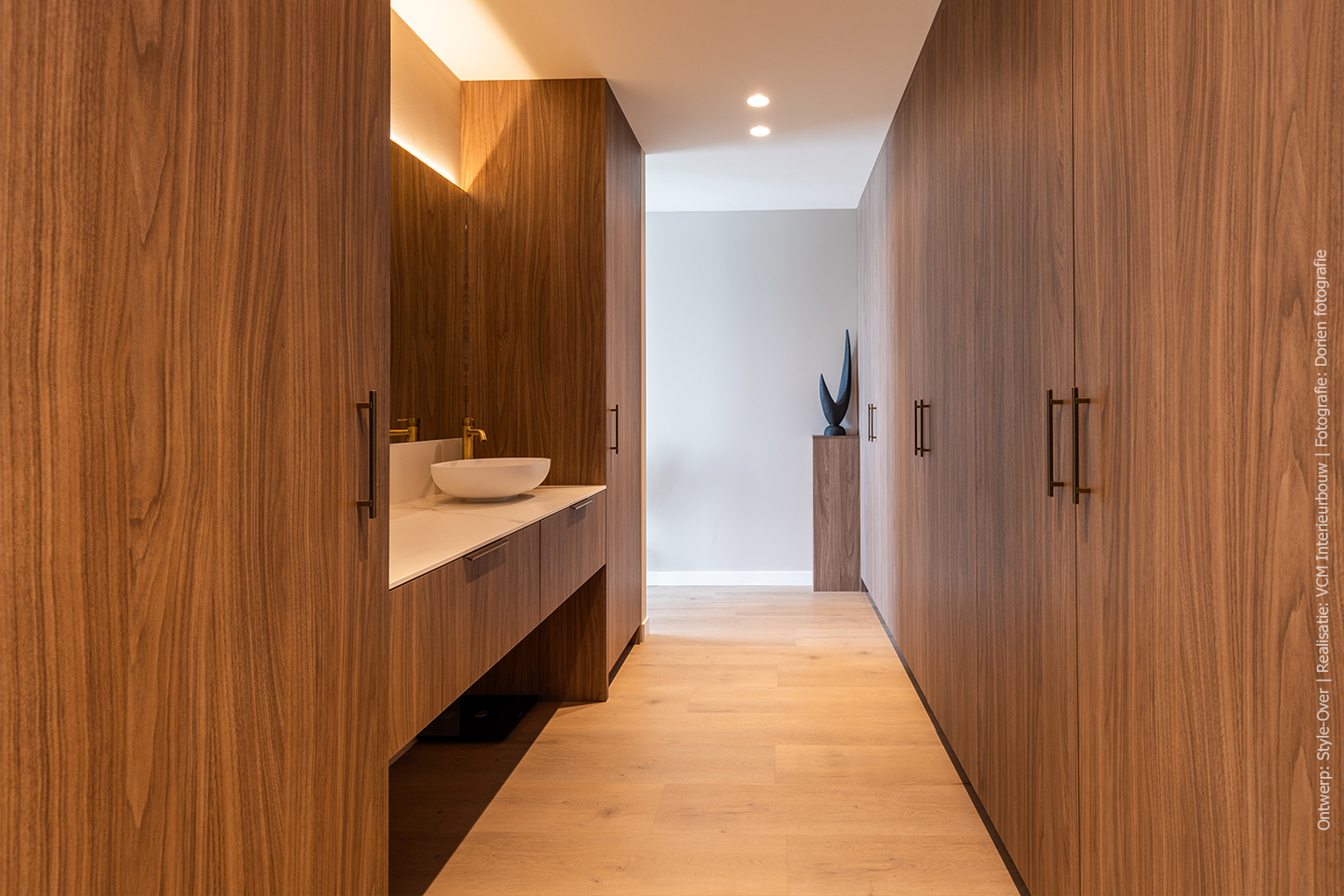 Stijlvolle inloopkast met de warme uitstraling van natuurlijk walnoothout