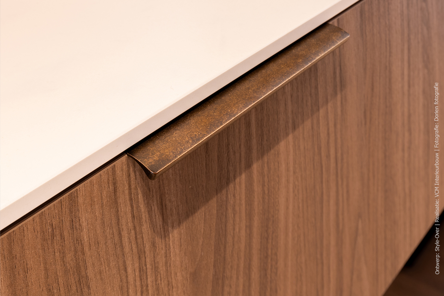 Detailfoto van met wasmeubel in lichtbruin walnootdecor LS13 Poro Noce