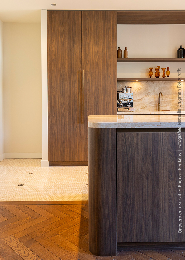 Keuken met hoge kasten en kookeiland met afgeronde hoeken in donkerbruin walnootdecor LS17 Poro Noce