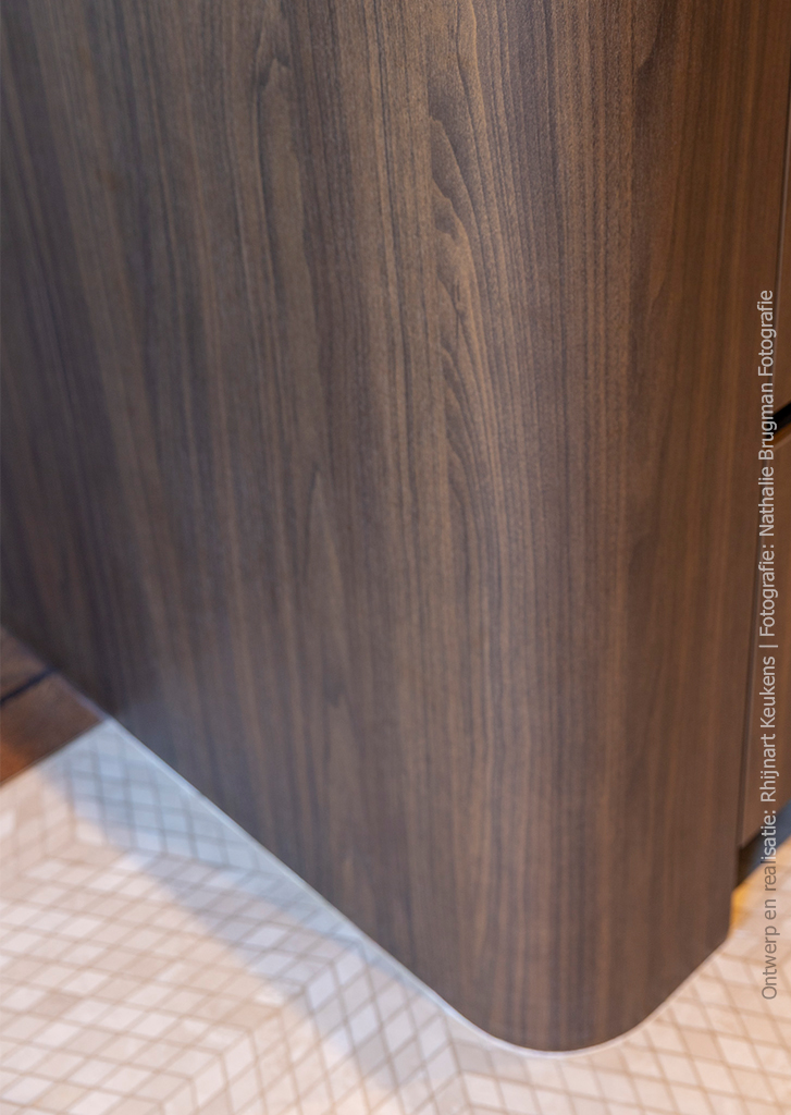 Detail van kookeiland met afgeronde hoeken in donkerbruin walnootdecor LS17 Poro Noce