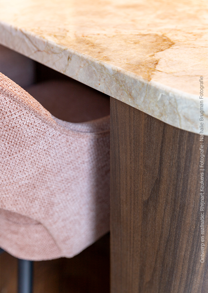 Detail van kookeiland in donkerbruin walnootdecor LS17 Poro Noce