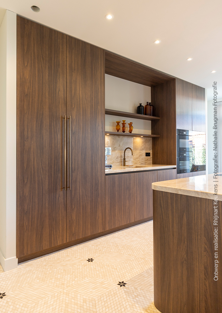 Keuken met hoge kasten en kookeiland met afgeronde hoeken in donkerbruin walnootdecor LS17 Poro Noce