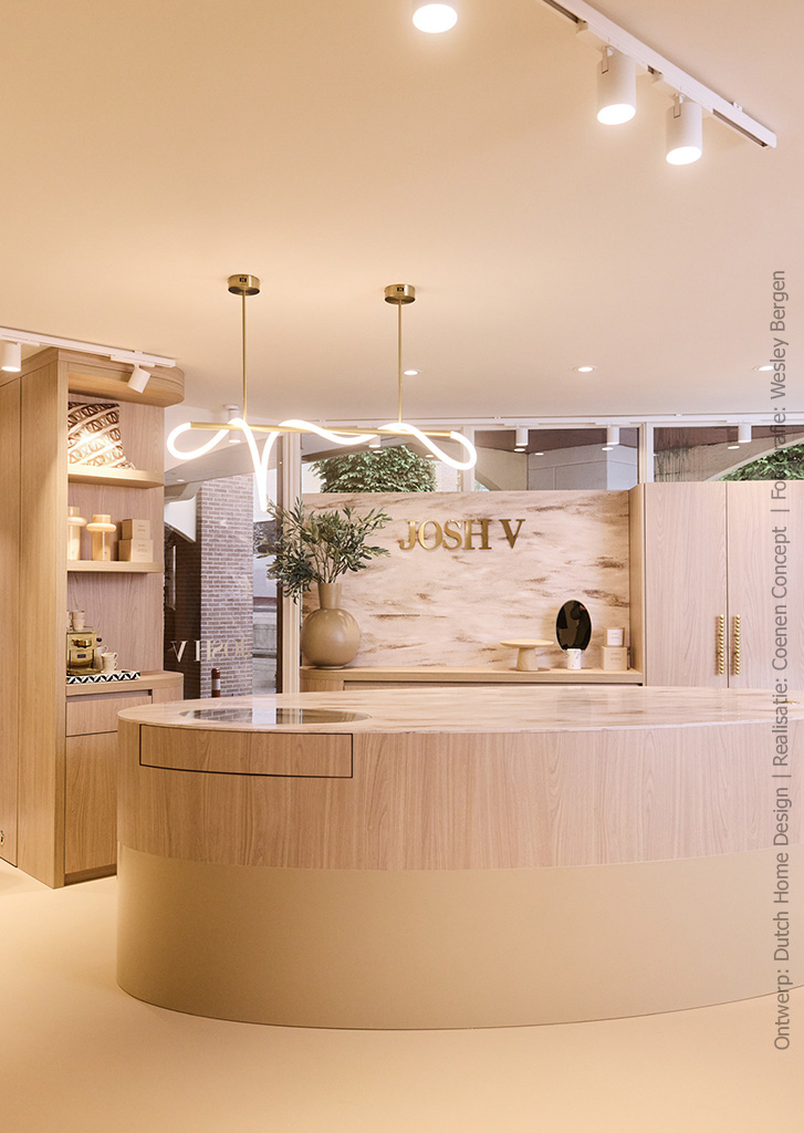 Een maatwerk balie en kast in de winkel van Josh V, uitgewerkt in het blonde houtdecor S173 Corteccia van Cleaf