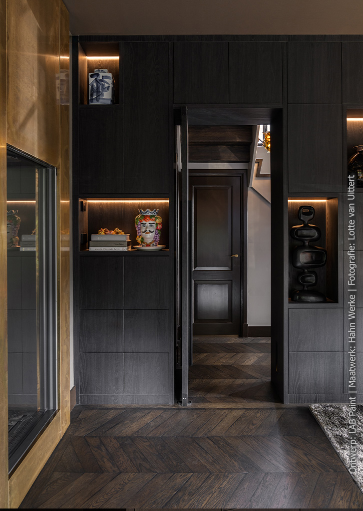 Maatwerk kast in zwartbruin decor S176 Corteccia met voelbare houtstructuur en langgerekte vlamtekening.