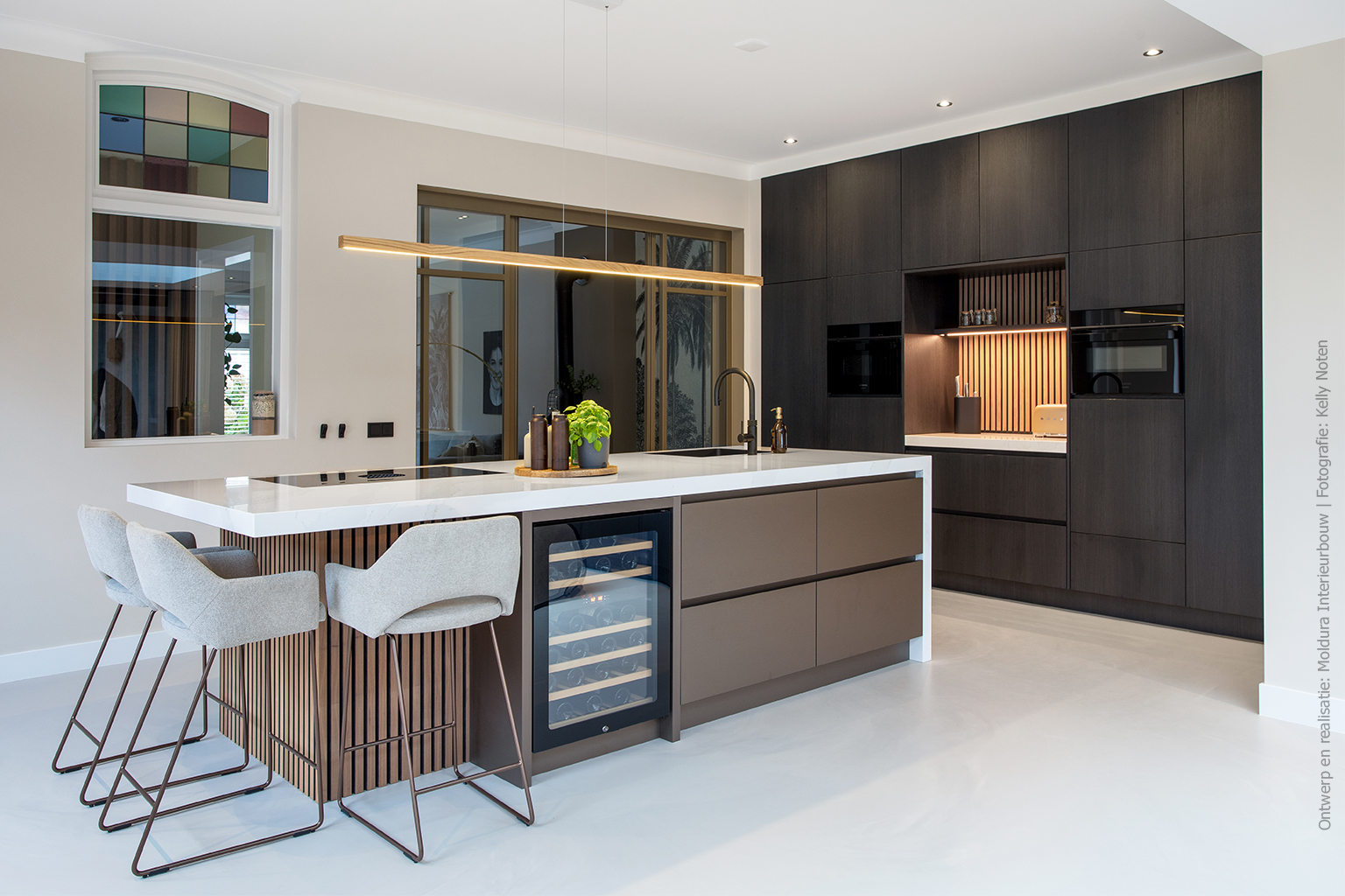 Verfijnd samenspel van donker eikenhout en bronstonen in modern keukendesign