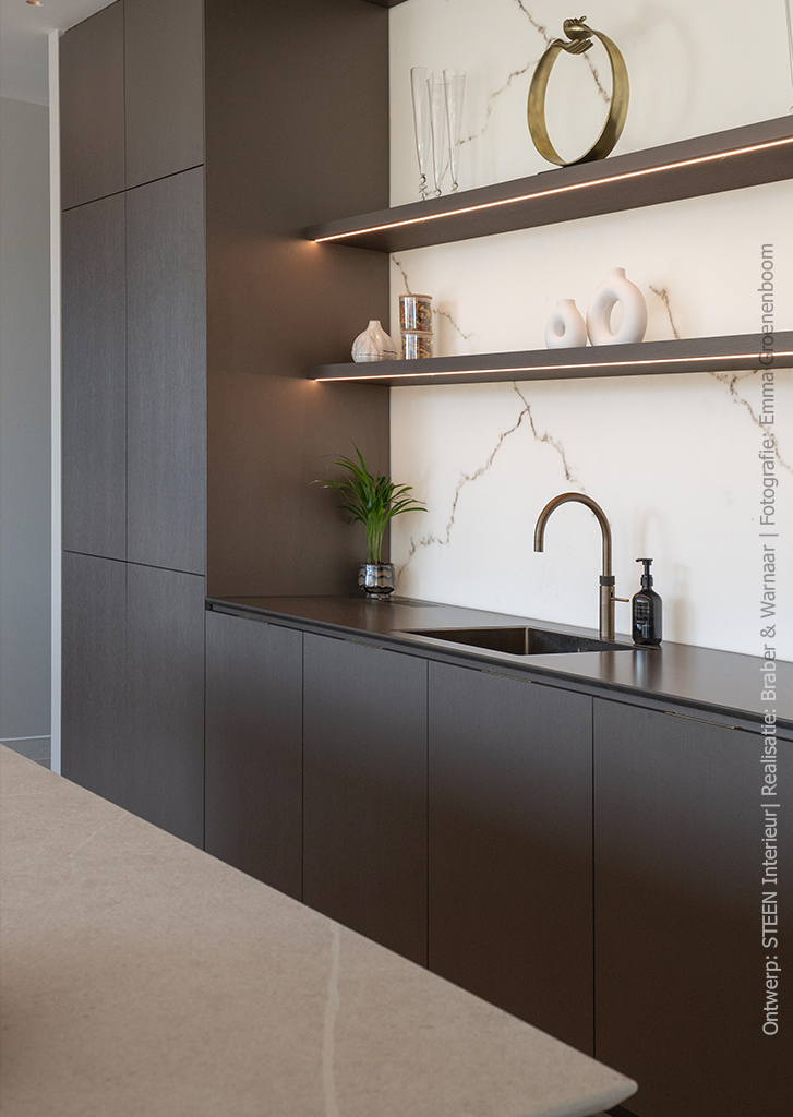 Moderne keuken met kookeiland, uitgevoerd in metallic decor FA84 Reflex met subtiele zijdeglans