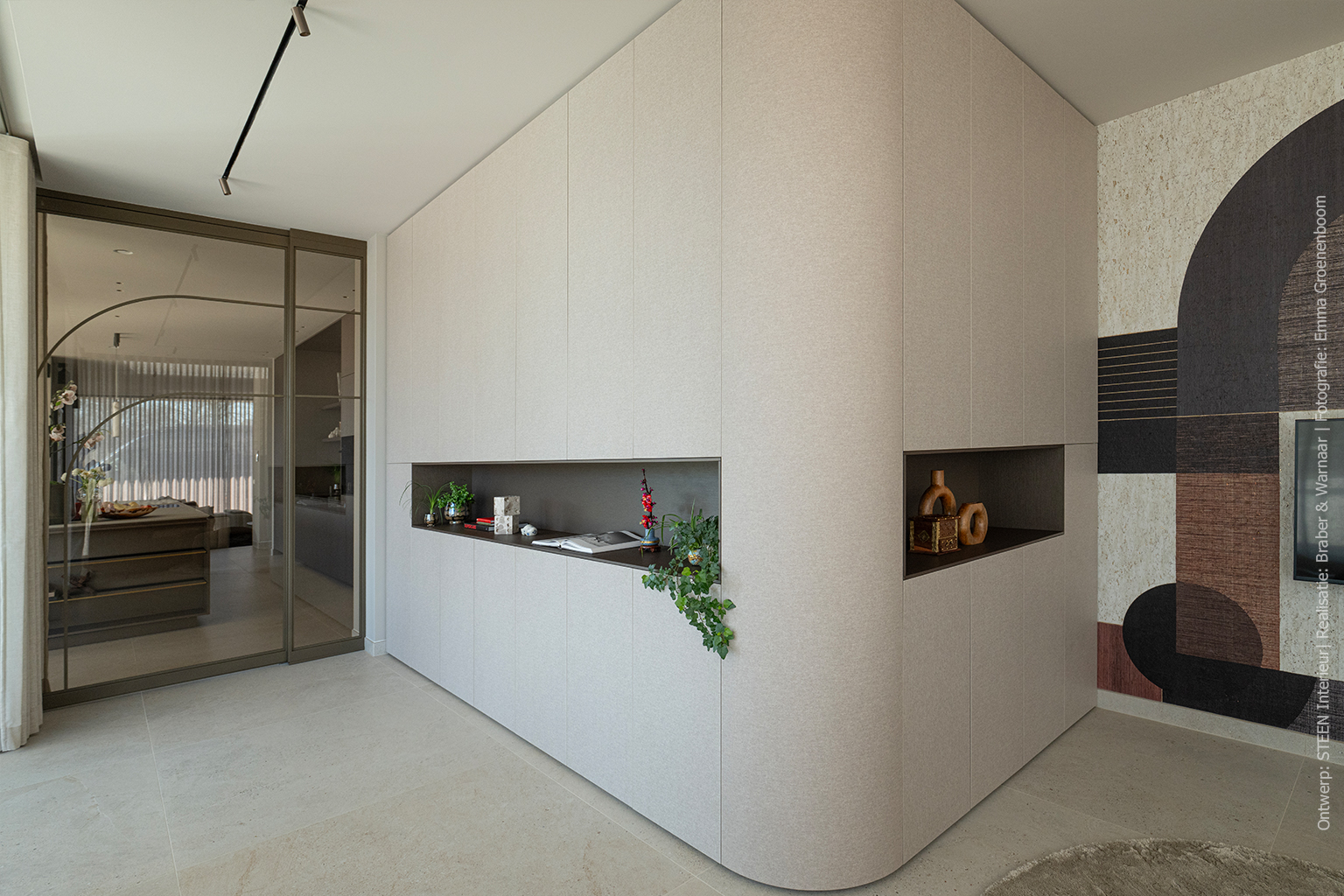 Maatwerkkast met ronde hoeken in Alpaca FC29, met matte textuur en warme woluitstraling