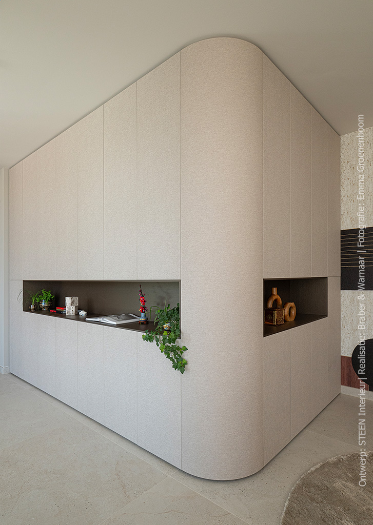 Kast uitgevoerd in FC29 Alpaca – een matte, licht stroeve structuur die doet denken aan de zachtheid van echte alpaca wol. 