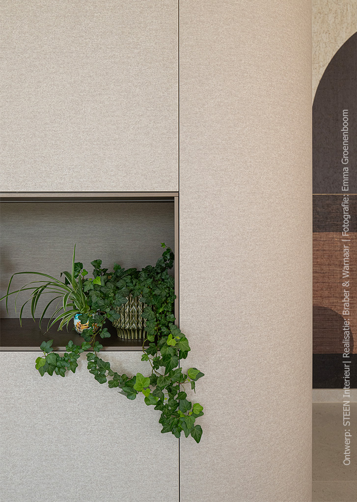 Detail van nis in FA84 Reflex, onderdeel van kast met ronde hoeken in Cleaf FC29 Alpaca