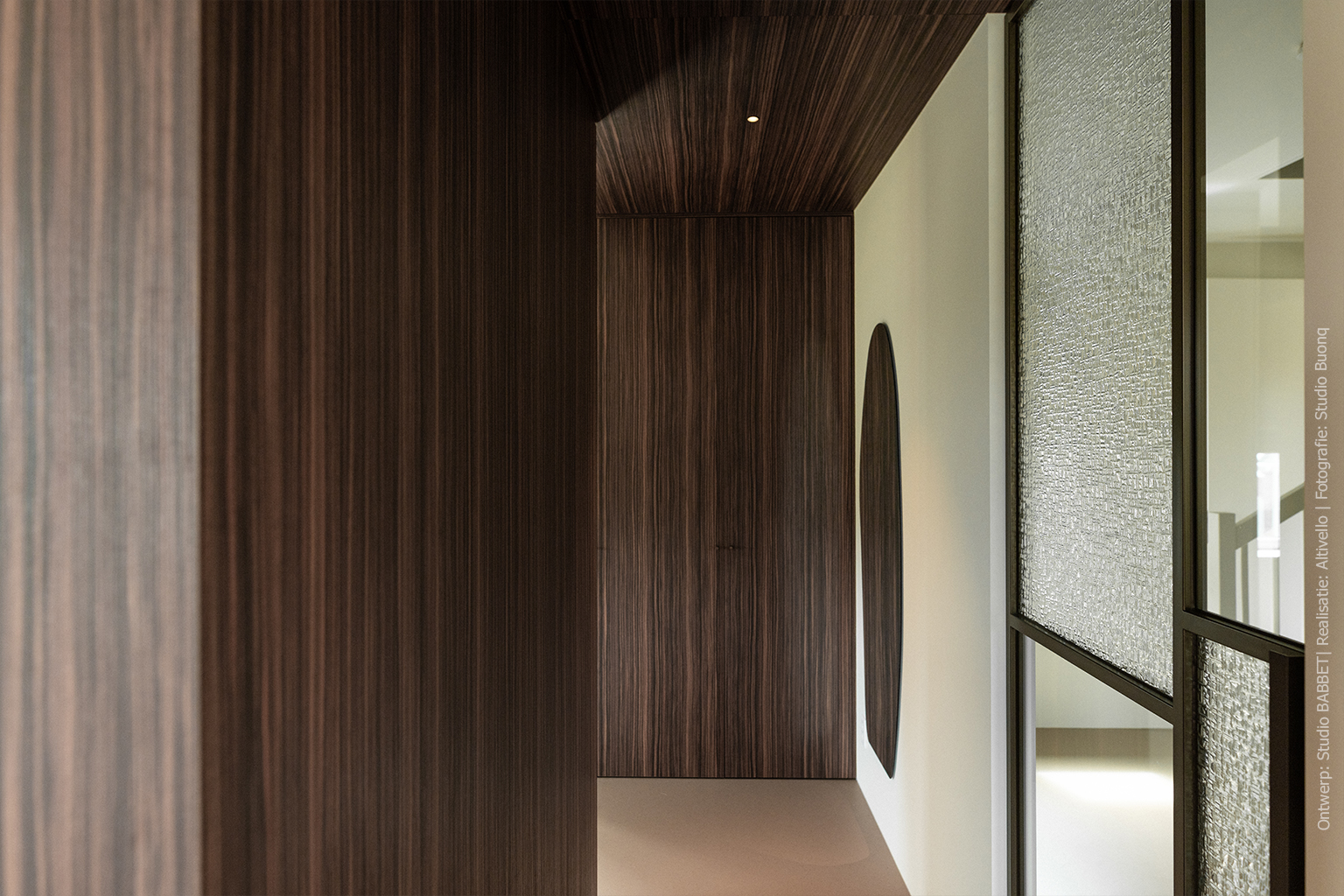 Slaapkamer met maatwerk wand- en plafondafwerking in donker Pallisanderdecor LK00 Matrix met voelbare houtnerf