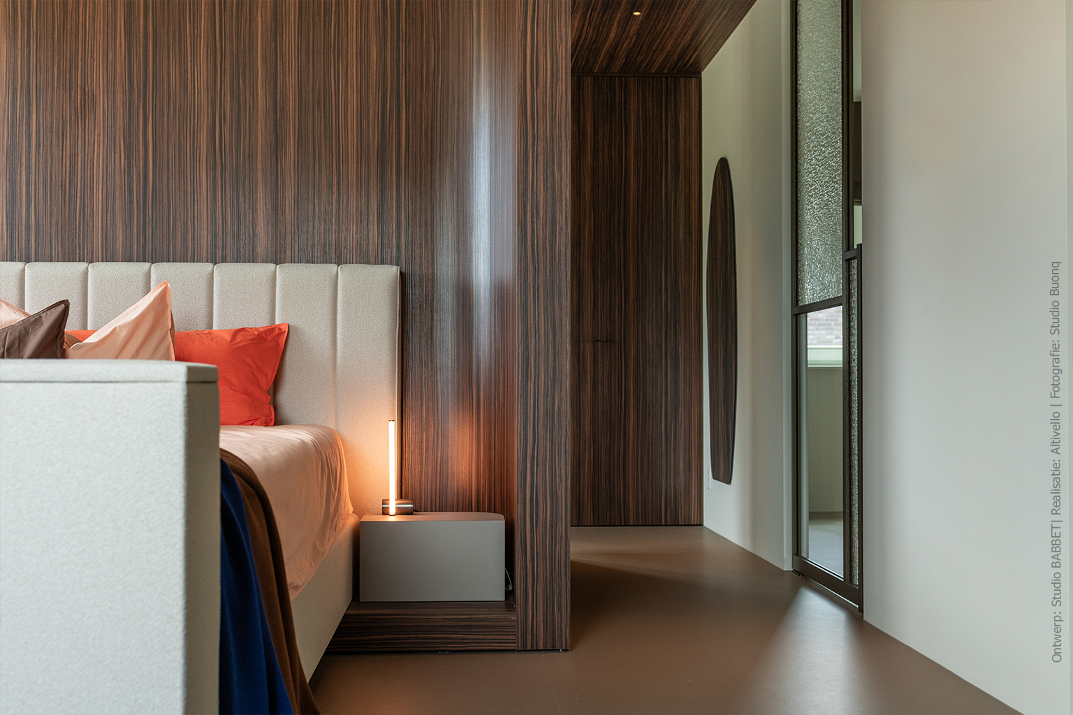 Slaapkamer met maatwerk wand- en plafondafwerking in donker Pallisanderdecor LK00 Matrix met voelbare houtnerf