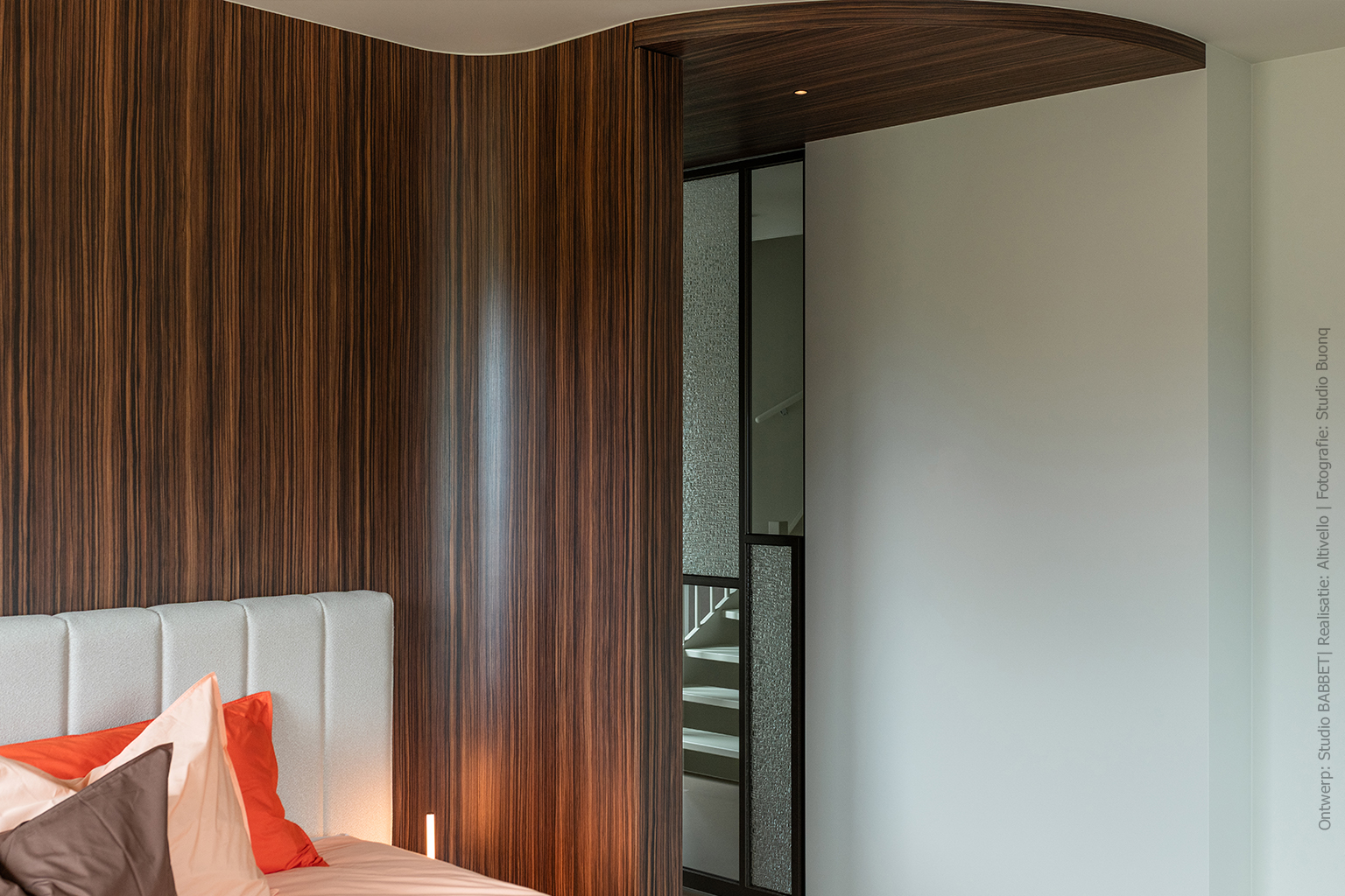 Slaapkamer met maatwerk wand- en plafondafwerking in donker Pallisanderdecor LK00 Matrix met voelbare houtnerf