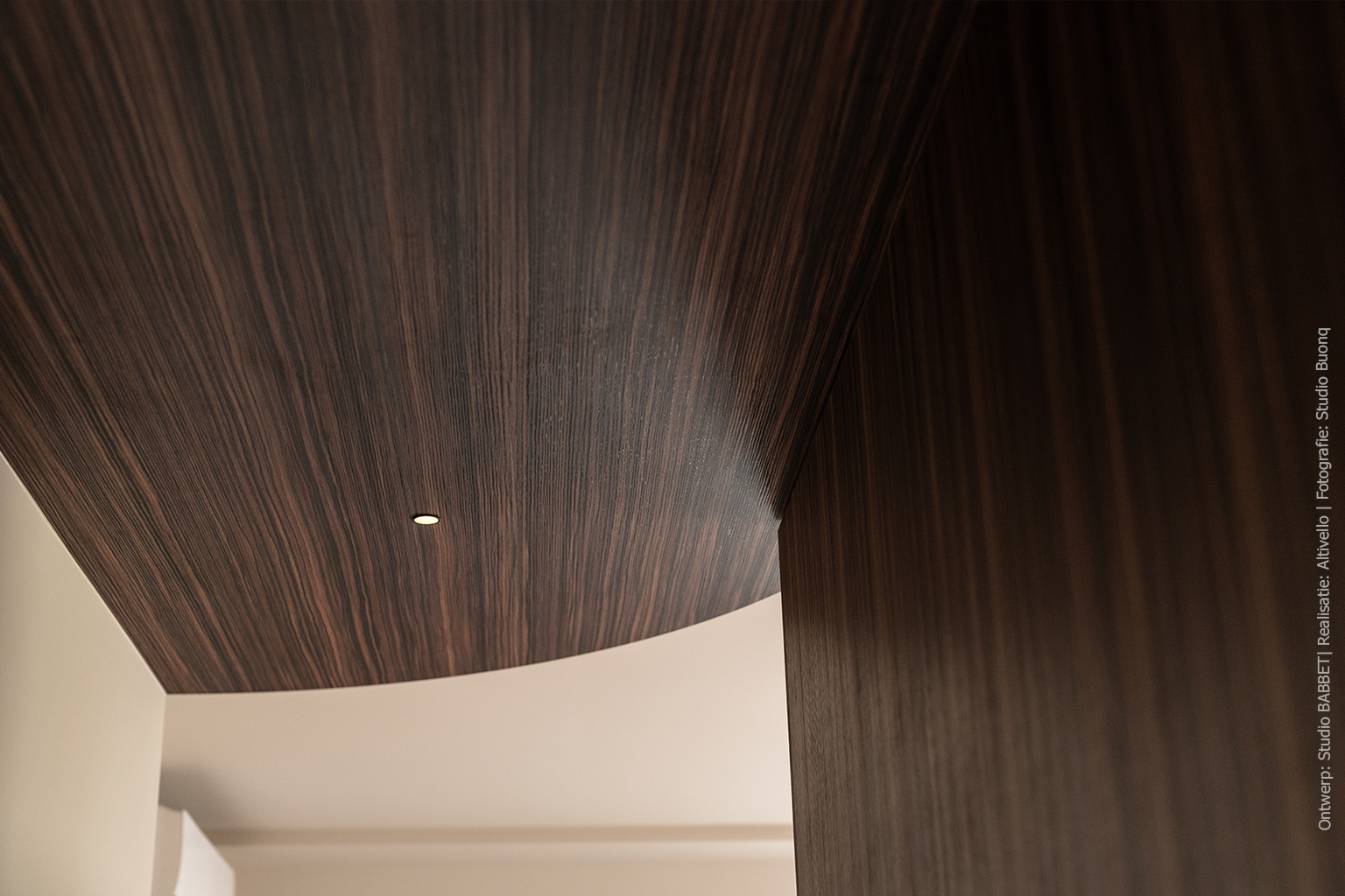 Slaapkamer met maatwerk wand- en plafondafwerking in donker Pallisanderdecor LK00 Matrix met voelbare houtnerf