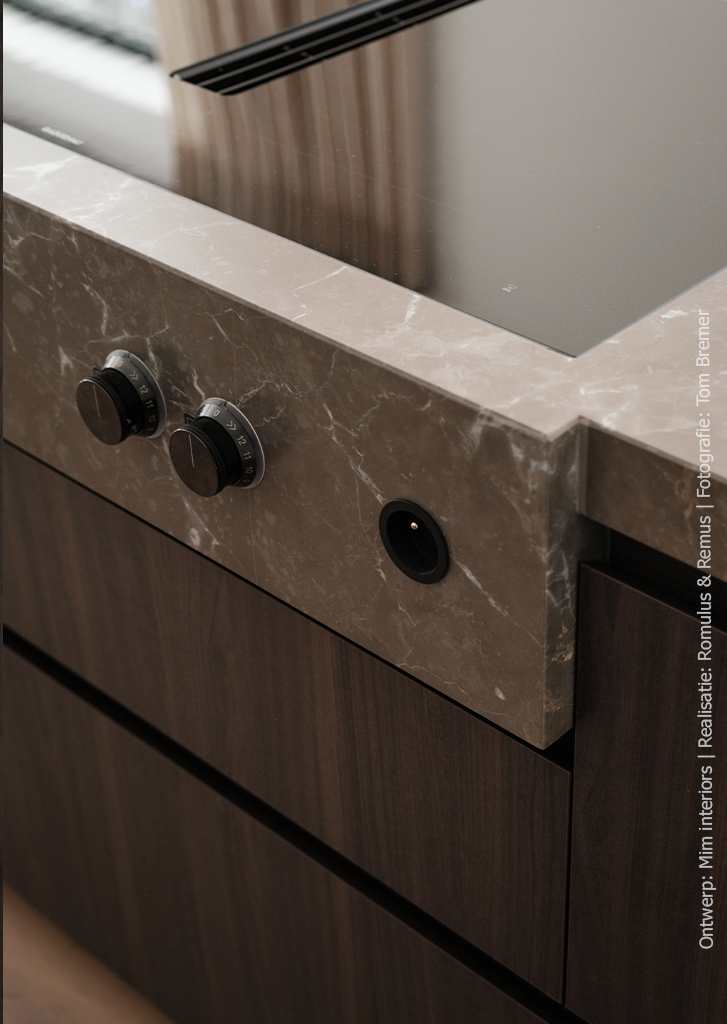 Keukenfronten in LN55 Maloja houtdecor met subtiele structuur en warmbruine tint, geïnspireerd op mat gelakt notenhout.