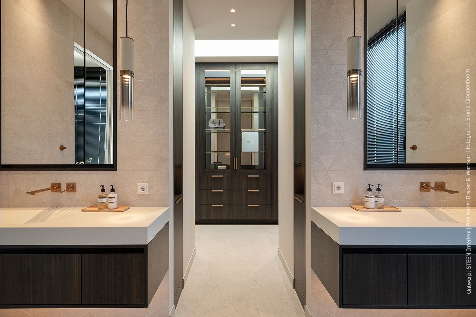 Inloopkast met aangrenzende badkamer uitgevoerd in donker houtdecor LR29 Sablé met gezandstraalde houtstructuur