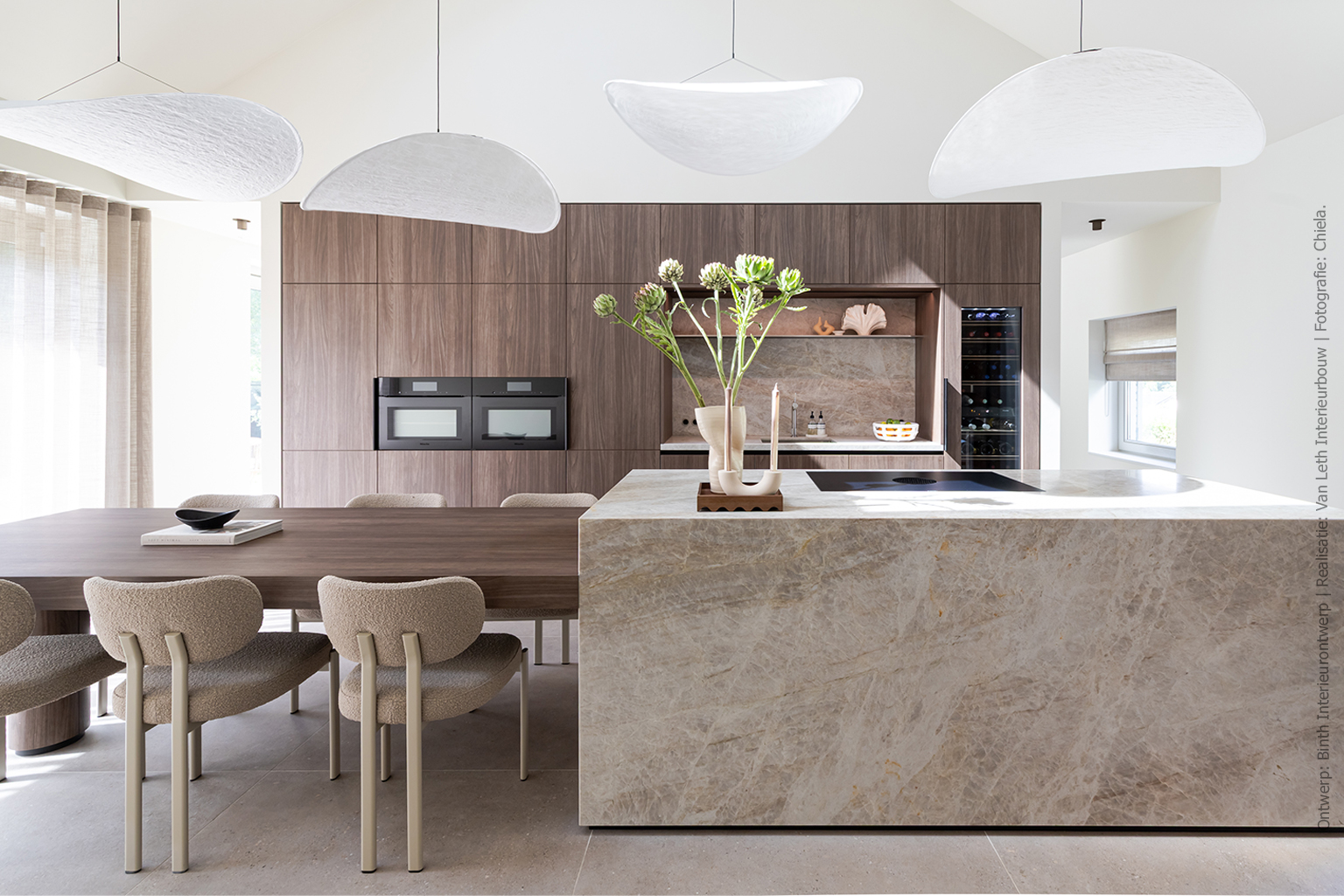 Doordacht design met warme houtstructuur in de hoofdrol