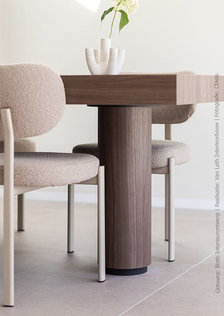 Detail van keukentafel in walnootdecor LS14 Poro Noce met afgeronde tafelpoot