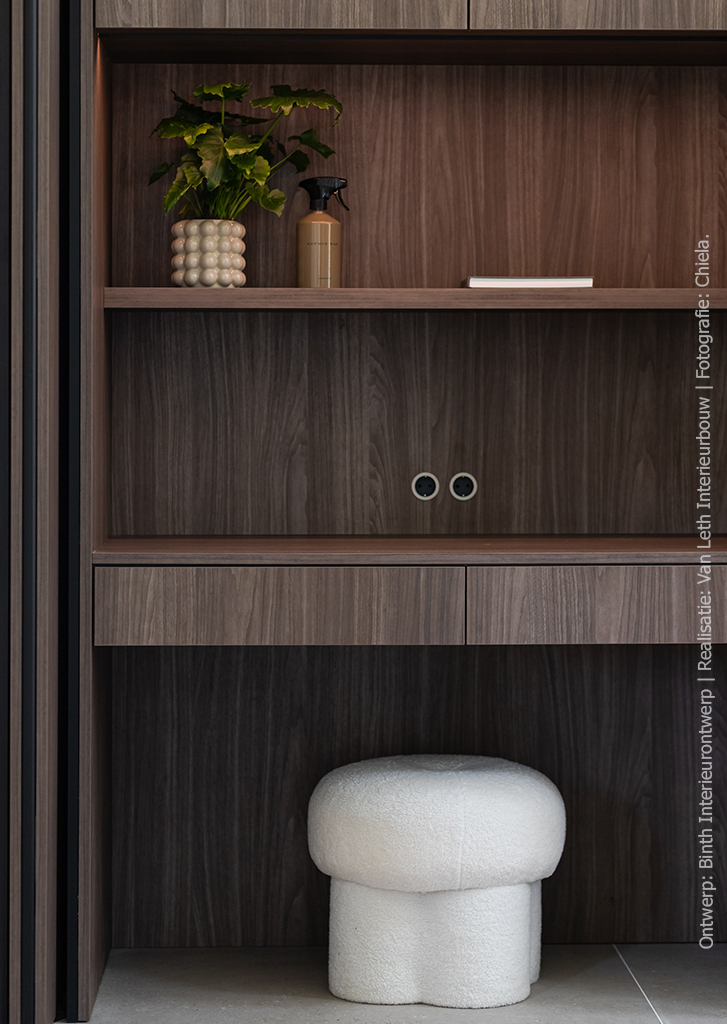 Close-up van ingebouwde werkplek in walnootdecor LS14 Poro Noce