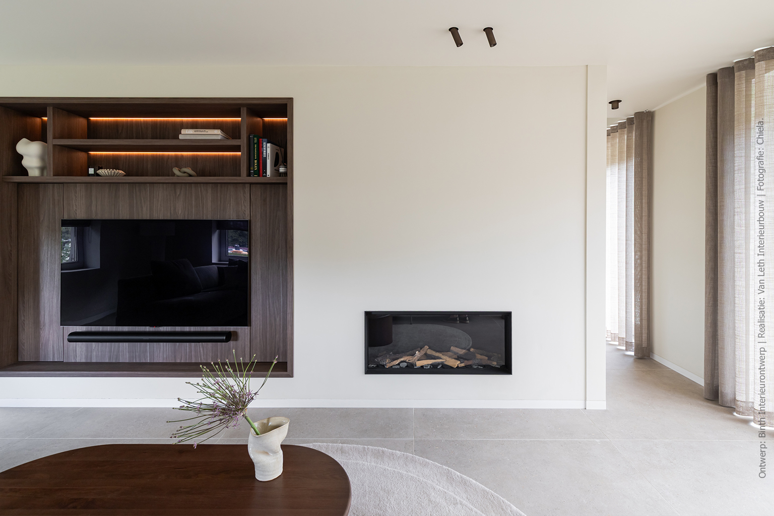 Maatwerk tv-nis met open vakken, uitgevoerd in warm walnootdecor LS40 Poro Noce, geïntegreerd in een strakke wandopstelling in de woonkamer.