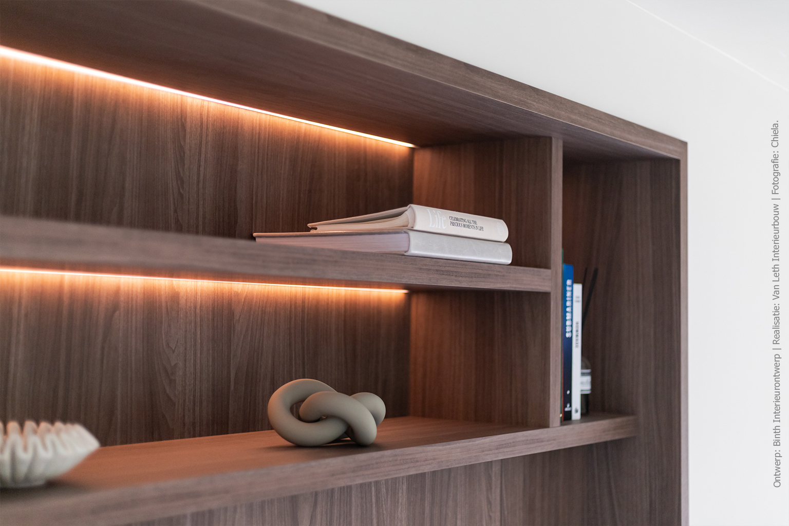 Close-up van maatwerk tv-nis met open vakken, uitgevoerd in warm walnootdecor LS40 Poro Noce