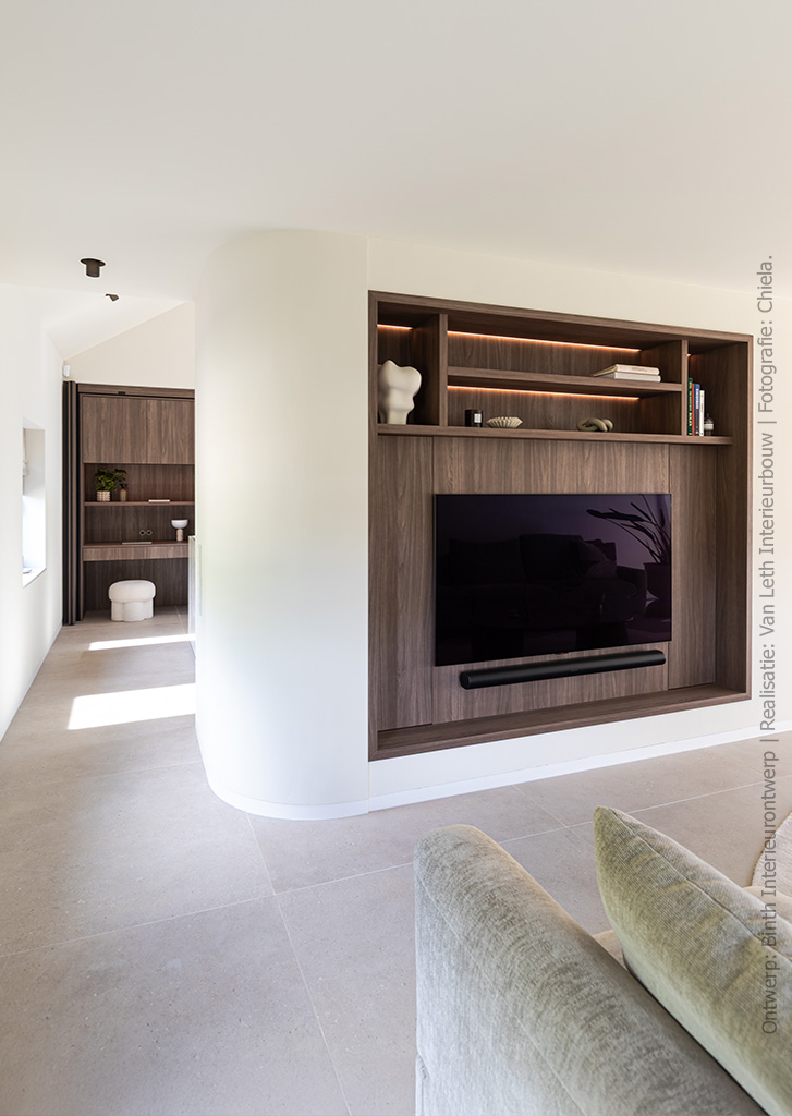 Maatwerk tv-nis met open vakken, uitgevoerd in warm walnootdecor LS40 Poro Noce, geïntegreerd in een strakke wandopstelling in de woonkamer.