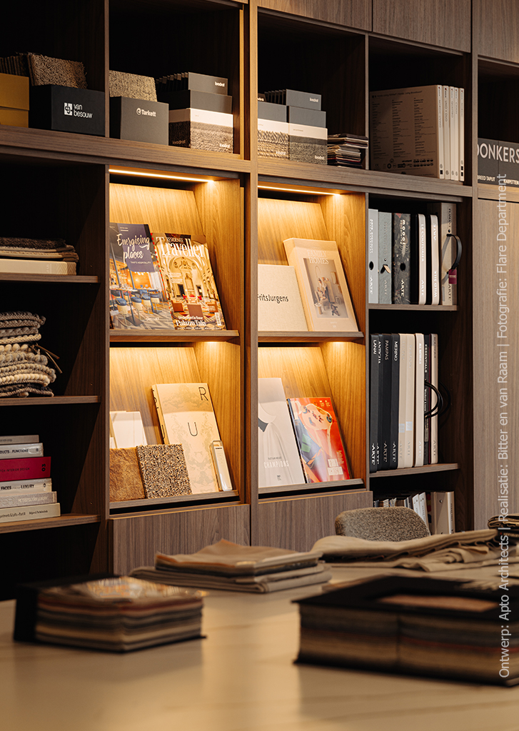 Close-up van materialenkast in walnootdecor LS40 Poro Noce