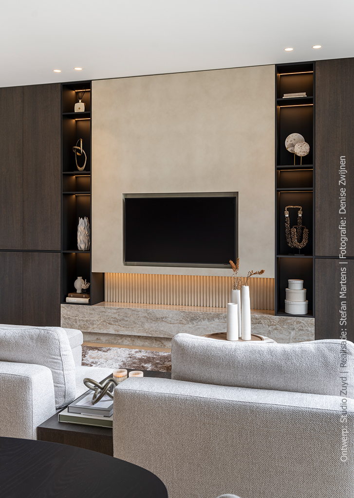 Maatwerk tv-meubel in S003 Spessart van Cleaf, een donkerbruin eiken decor met natuurlijke uitstraling