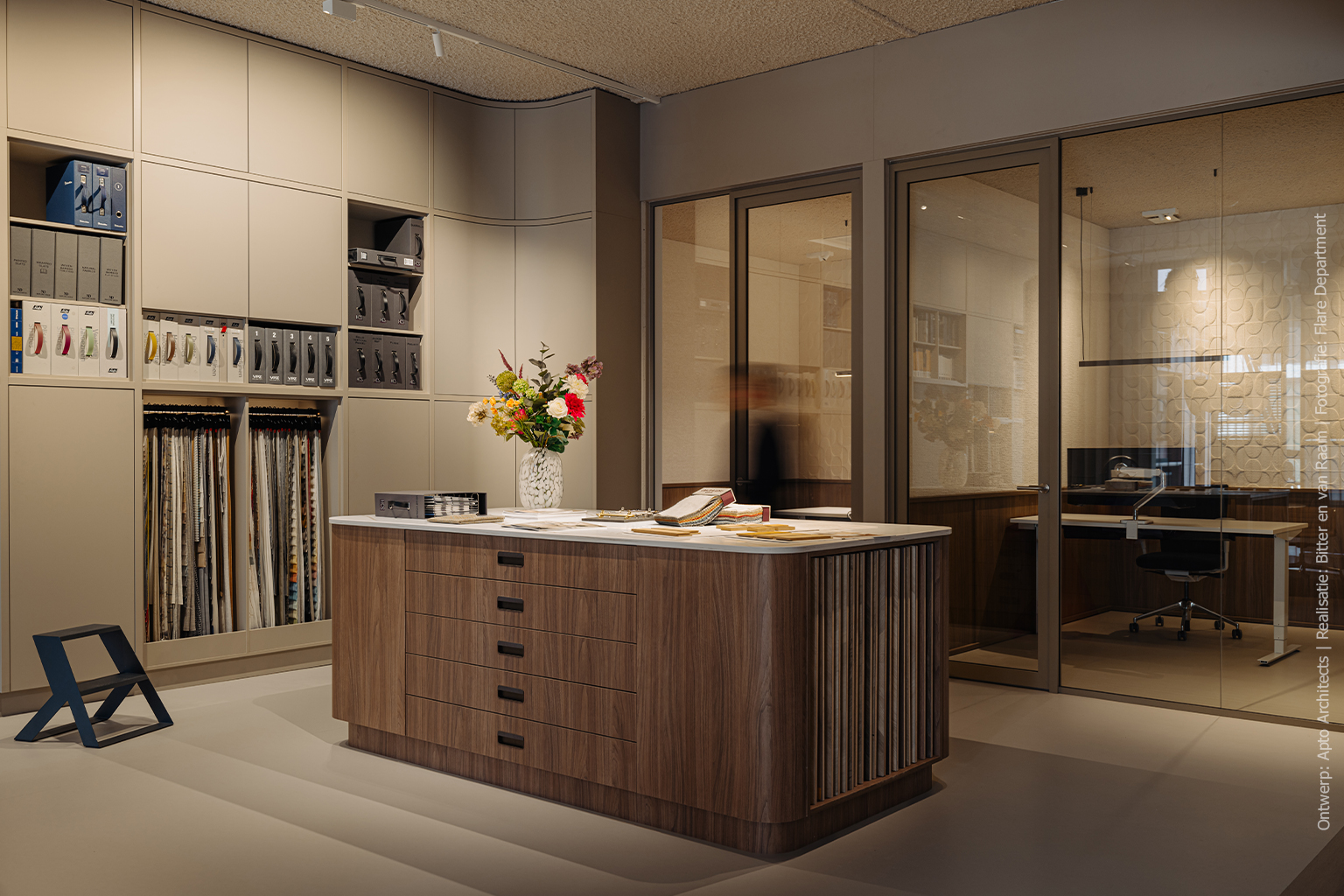 Werktafel in walnootdecor LS40 Poro Noce met marmerlook blad in DM5044 Sun Kissed, gecombineerd met hoge kasten in subtiele natureltint UB05 Talco.