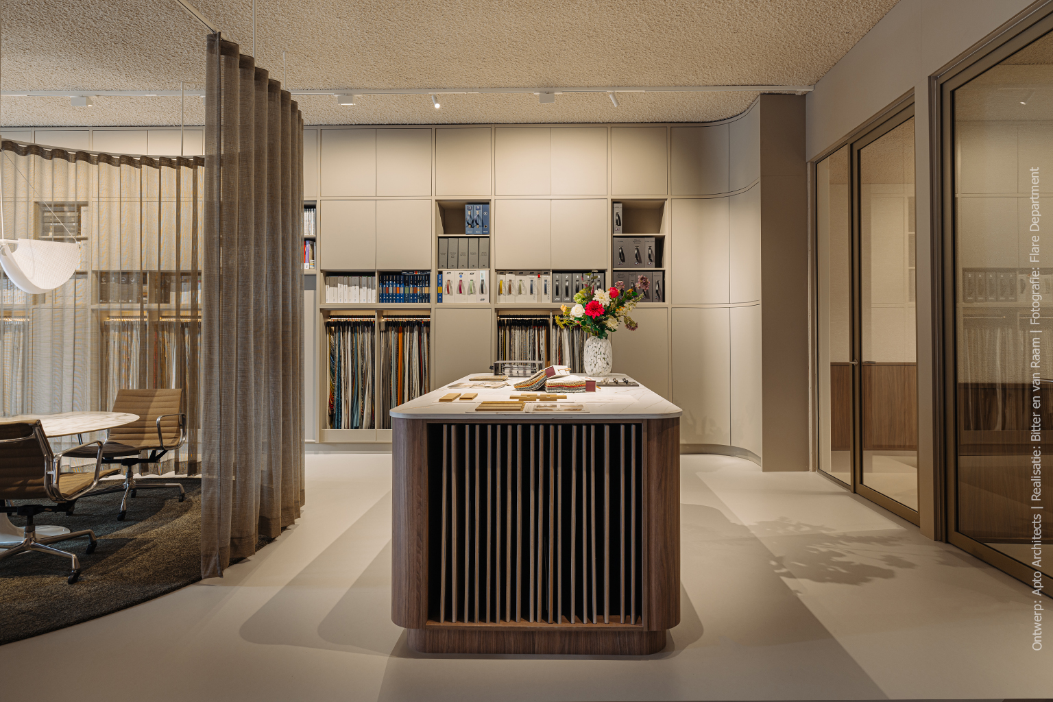 Stijlvolle mix vol aan materialen in showroom Siersema Stoffeerders