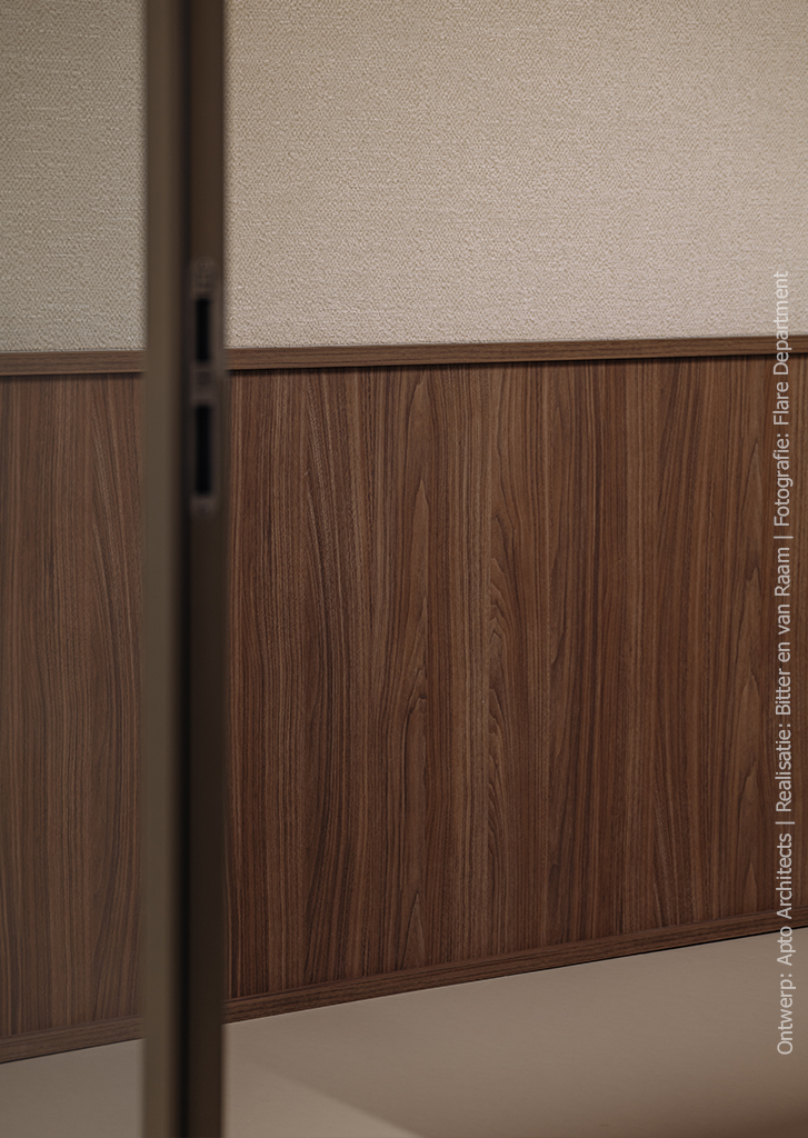 Stijlvolle showroomopstelling met vakkenkast in poederroze UB52 Ovatta, gecombineerd met een walnoot werktafel in LS40 Poro Noce en een Durasein werkblad met marmerlook.