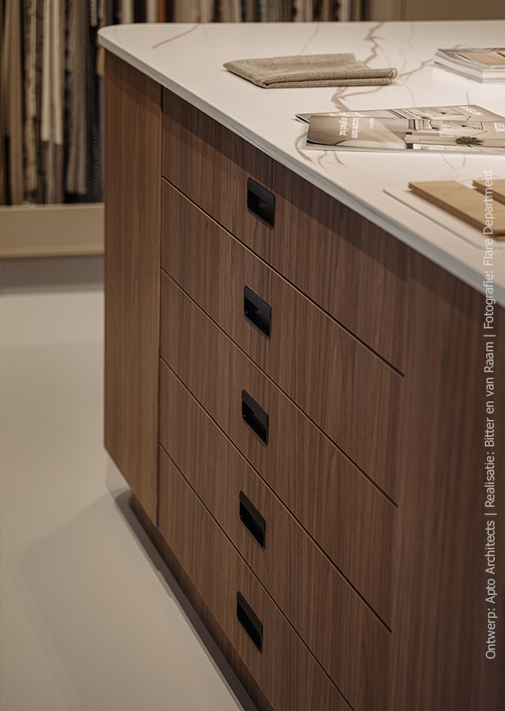 Detail van werktafelpoot in walnootdecor LS40 Poro Noce