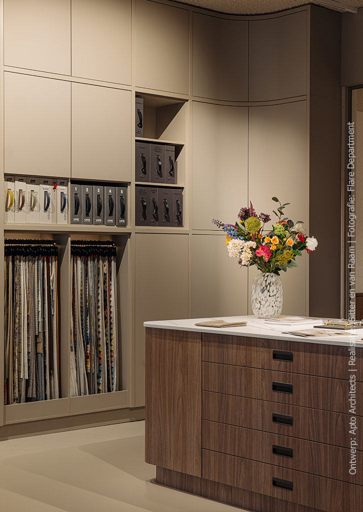 Moderne keuken met bijpassende tafel in warm walnootdecor LS14 Poro Noce