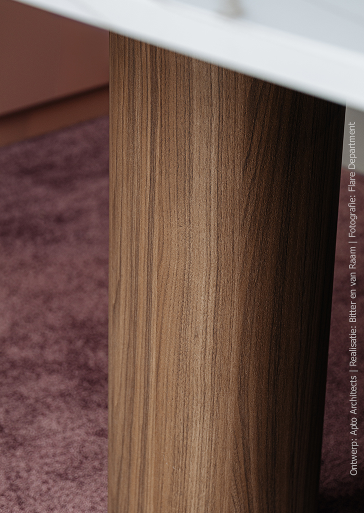 Detail van werktafelpoot in walnootdecor LS40 Poro Noce