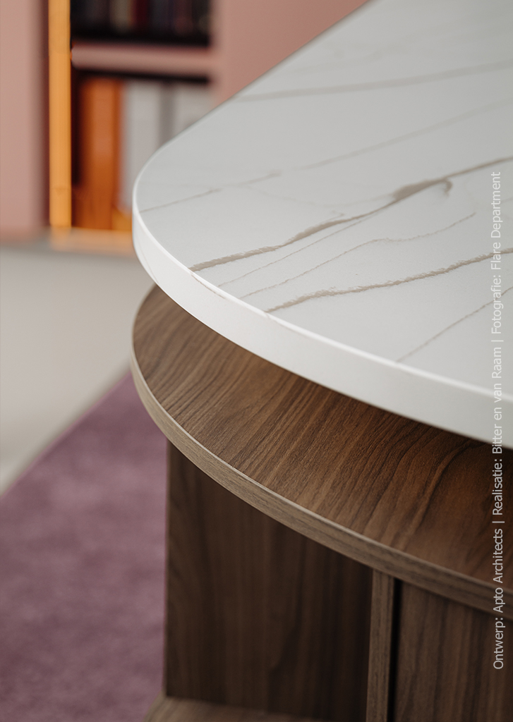 Werktafel uitgevoerd in walnootdecor LS40 Poro Noce, met een werkblad in decor DM5044 Sun Kissed met marmerlook.