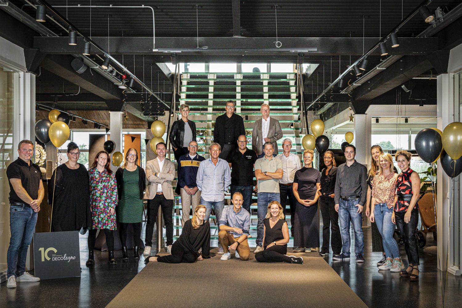Bedrijfsfoto voor het tien-jarige jubileum. 