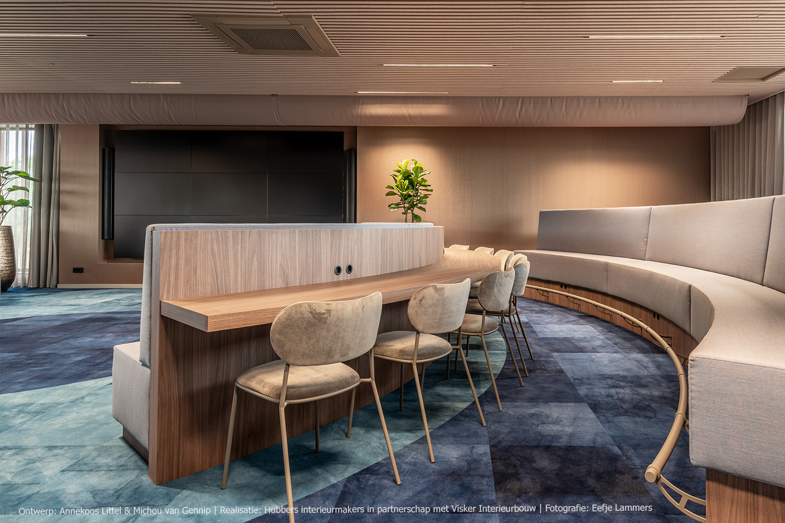 Moderne vergaderruimte met maatwerk in LS40 Poro Noce met warme walnootuitstraling