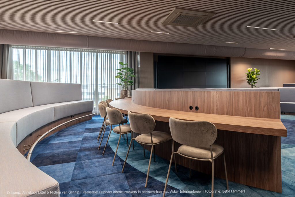 product Moderne vergaderruimte met maatwerk in LS40 Poro Noce met warme walnootuitstraling