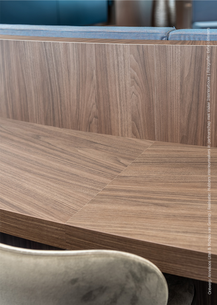 Detail van maatwerk tafel in LS40 Poro Noce met walnootstructuur