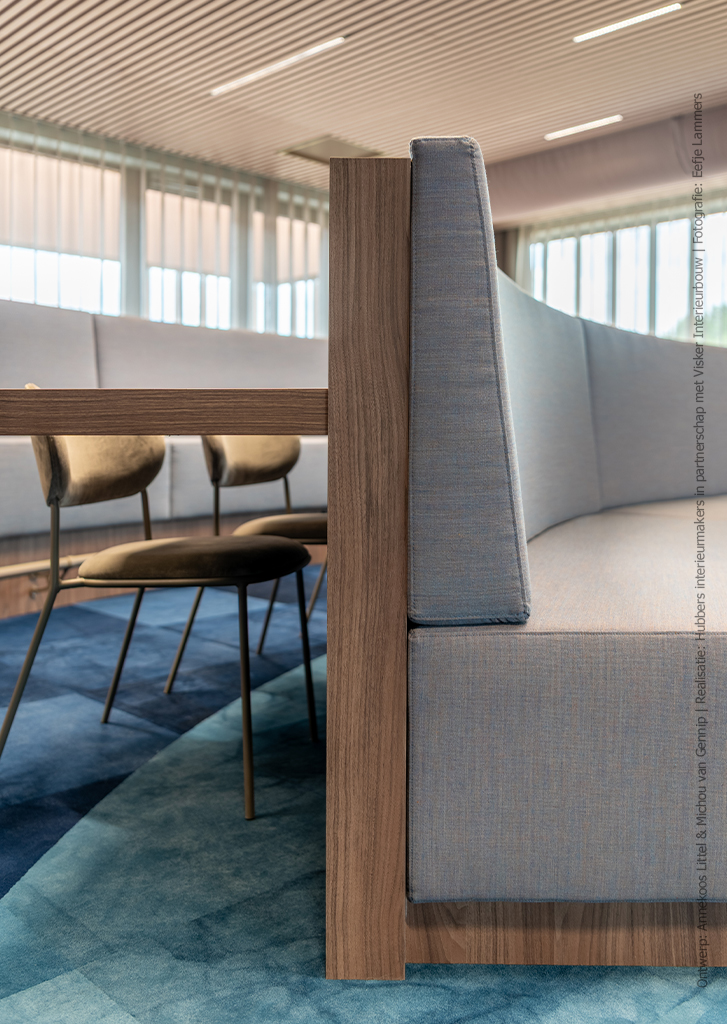 Detail van maatwerkbank in LS40 Poro Noce met natuurlijke walnoot uitstraling