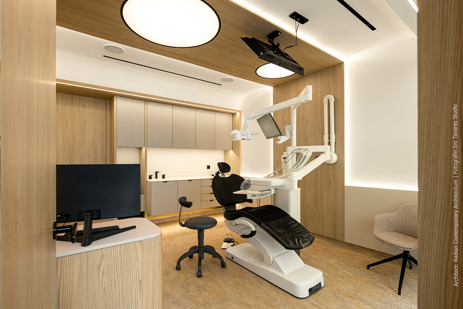 Blond hout brengt rust en verfijning in de tandartspraktijk