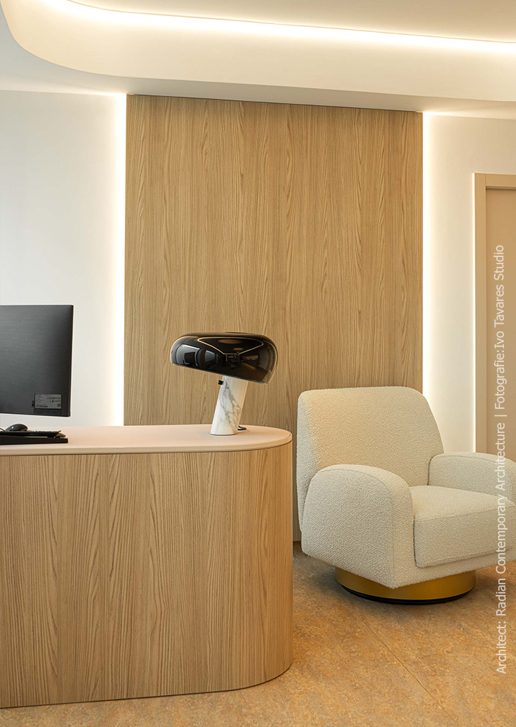 Maatwerk balie en wandafwerking in tandartspraktijk met de blonde S164 Fronda