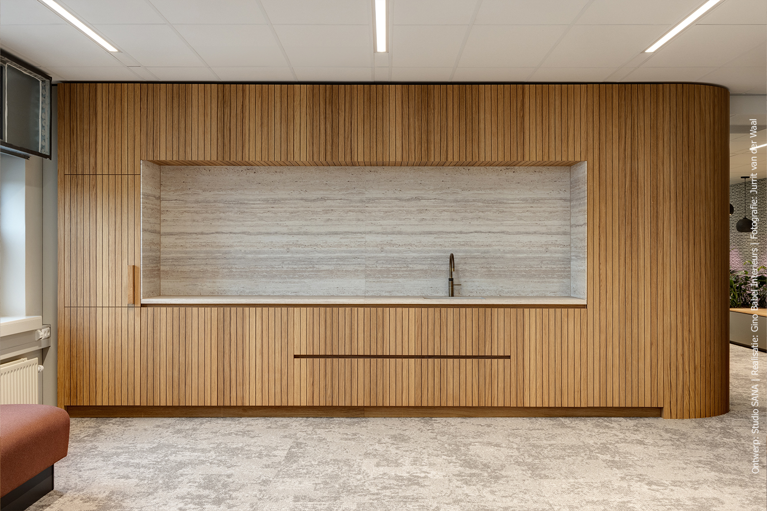 Travertinlook als statement in een eigentijdse werkomgeving