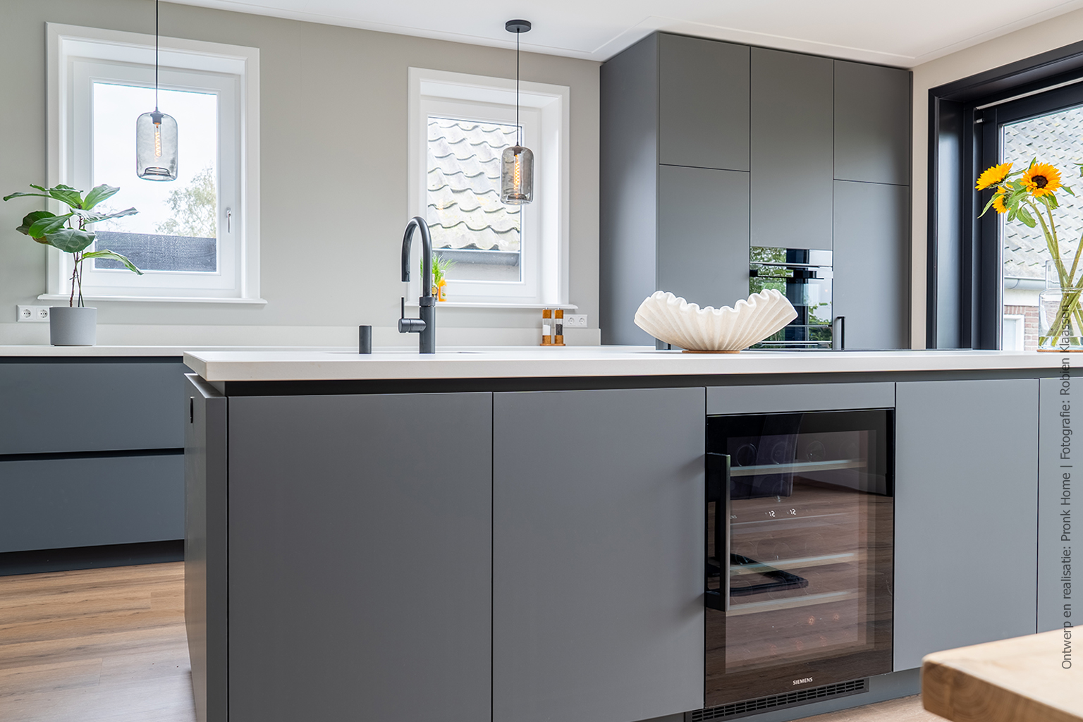 Moderne keuken met kookeiland in antracietgrijze HM06 Piombo