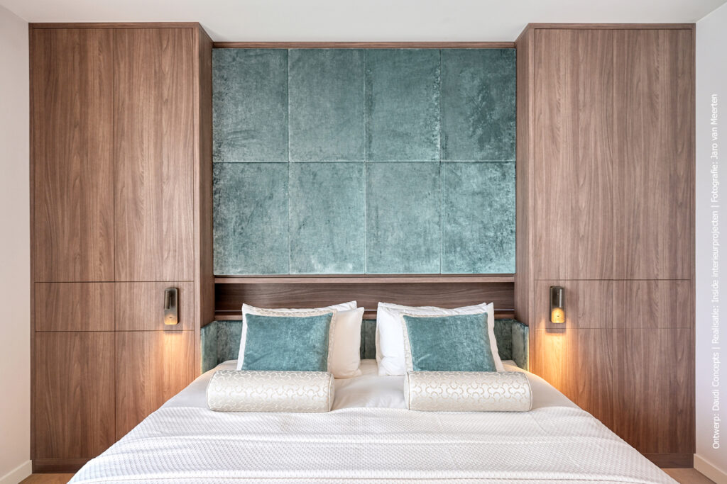 product Maatwerkkast naast het bed, uitgevoerd in warmbruin LS14 Poro Noce met walnotendecor