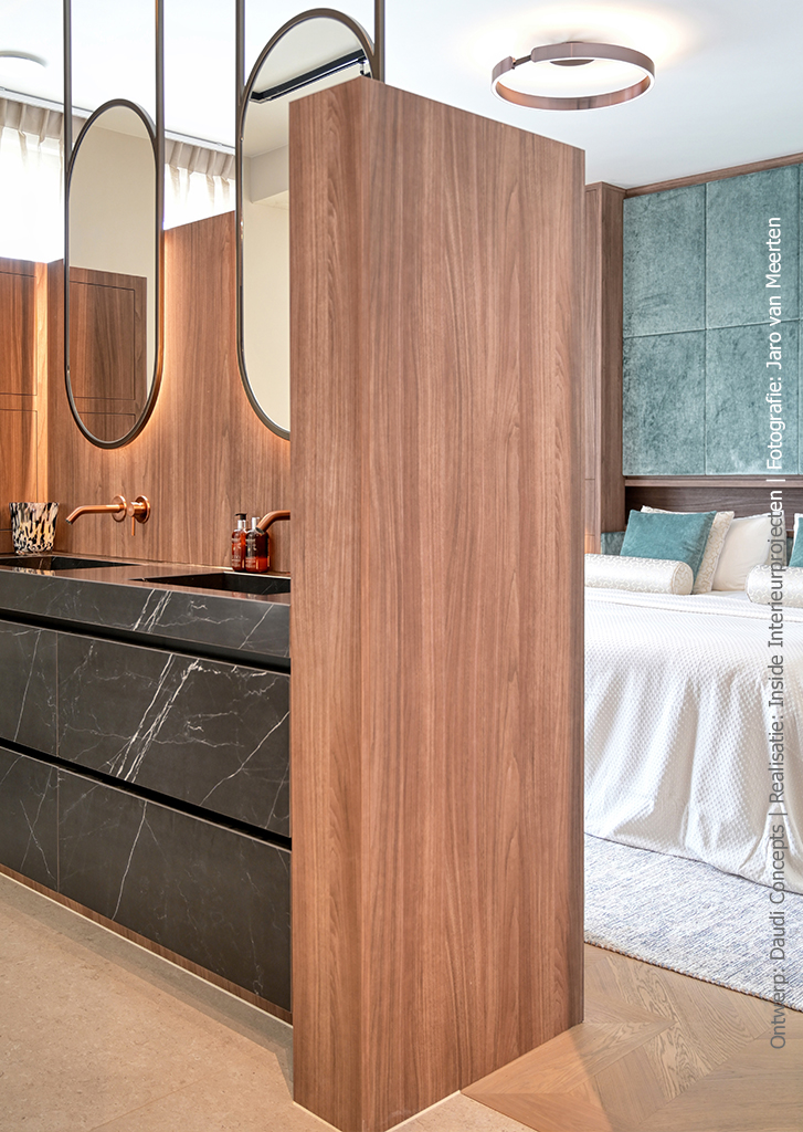 Maatwerkascheiding tussen badkamer en slaapkamer in warmbruine LS14 Poro Noce