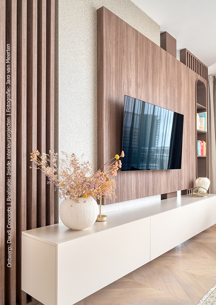 Maatwerk cinewall in warm bruine LS14 Poro Noce met walnoothout decor