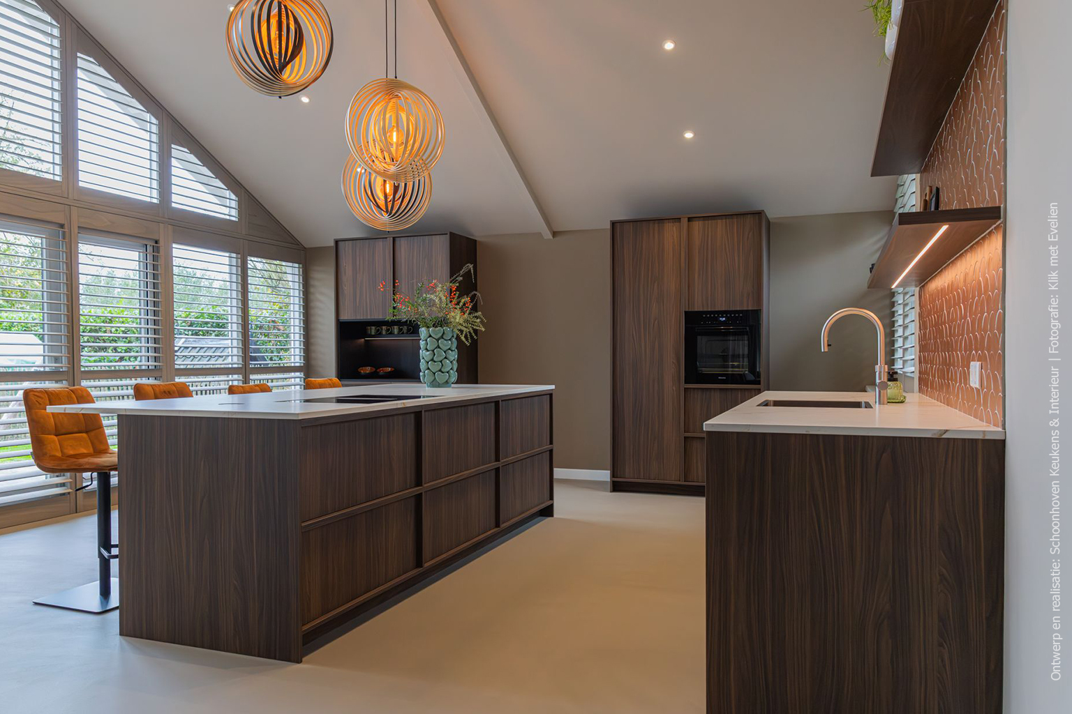 Moderne keuken met kookeiland in de mat donkerbruine LS17 Poro Noce met levendig walnoot decor