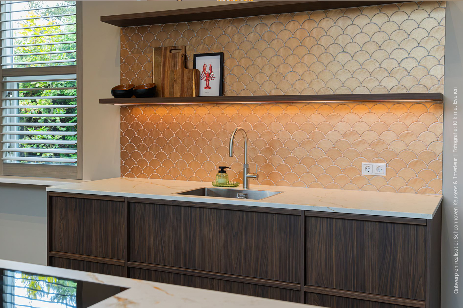 Moderne keuken met kookeiland in de mat donkerbruine LS17 Poro Noce met levendig walnoot decor