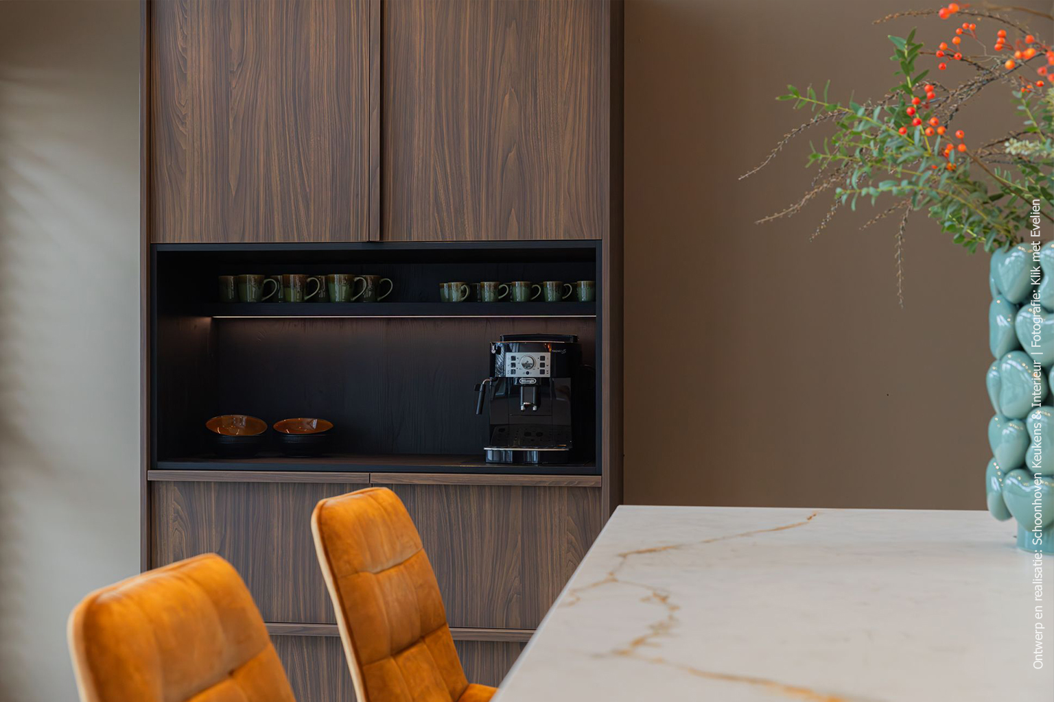 Moderne keuken met kookeiland in de mat donkerbruine LS17 Poro Noce met levendige walnotenhoutstructuur